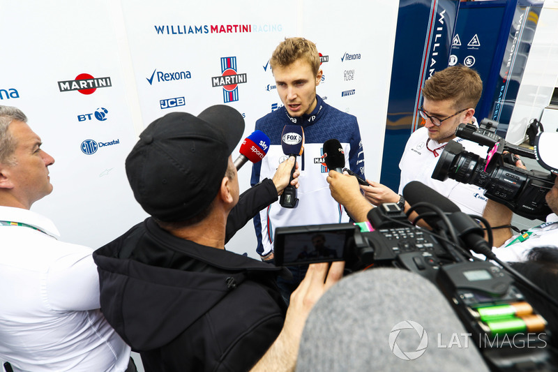 Sergey Sirotkin, Williams Racing, con los medios