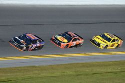 Denny Hamlin, Joe Gibbs Racing Toyota, Martin Truex Jr., Furniture Row Racing Toyota, et Kyle Busch, Joe Gibbs Racing Toyota