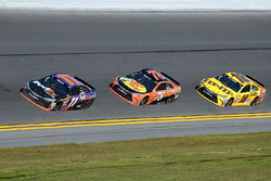Denny Hamlin, Joe Gibbs Racing Toyota, Martin Truex Jr., Furniture Row Racing Toyota, et Kyle Busch, Joe Gibbs Racing Toyota