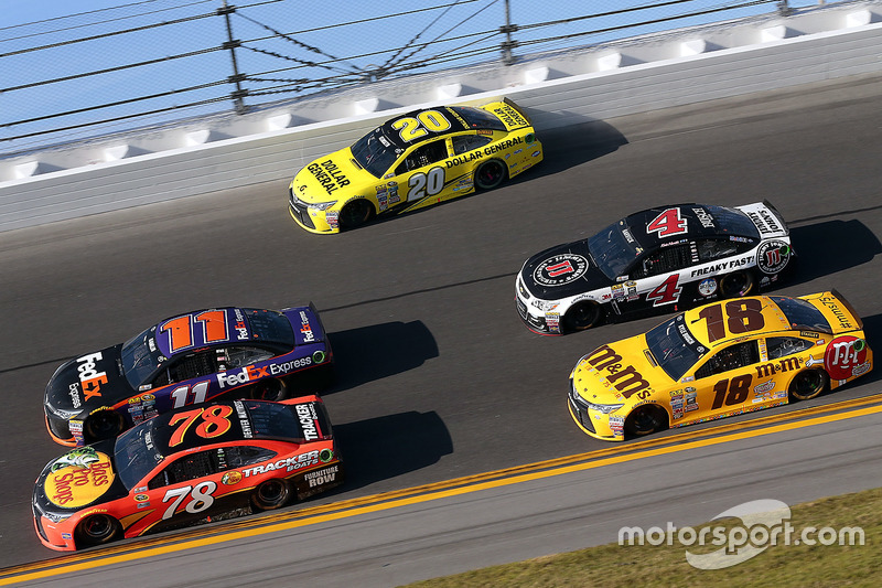 Matt Kenseth, Joe Gibbs Racing Toyota, Denny Hamlin, Joe Gibbs Racing Toyota, Martin Truex Jr., Furn