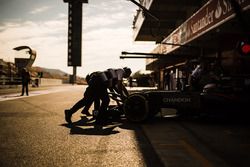 Fernando Alonso, McLaren MP4-31 in the pits