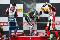 Подиум: второе место - Михаэл ван дер Марк, Honda WSBK Team, победитель - Джонатан Рей, Kawasaki Rac