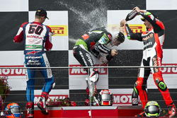 Podium : le deuxième, Michael van der Mark, Honda WSBK Team, le vainqueur Jonathan Rea, Kawasaki Racing Team et le troisième, Davide Giugliano, Aruba.it Racing - Ducati Team