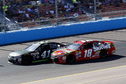 Kurt Busch, Stewart-Haas Racing Chevrolet and Kyle Busch, Joe Gibbs Racing Toyota
