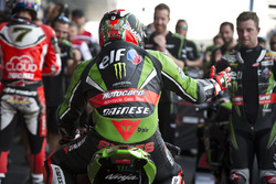 Le vainqueur Tom Sykes, Kawasaki Racing Team fête sa victoire dans le Parc Fermé