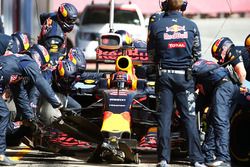 Даниил Квят, Red Bull Racing RB12 тренирует пит-стоп