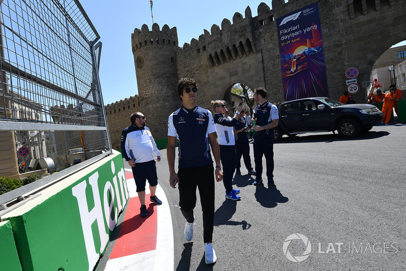 Lance Stroll, Williams parcourt la piste à pied