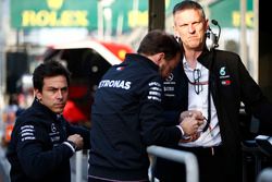 Руководитель Mercedes AMG F1 Тото Вольф и технический директор Джеймс Эллисон