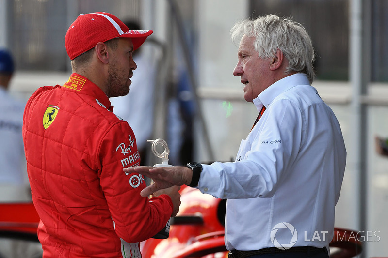 Sebastian Vettel, Ferrari et Charlie Whiting, directeur de course de la FIA