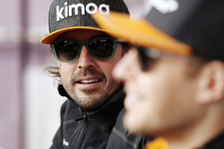Гонщики McLaren Фернандо Алонсо и Стоффель Вандорн