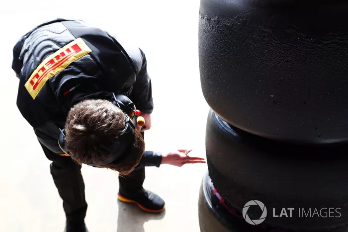 Llantas Pirelli y un técnico trabajando