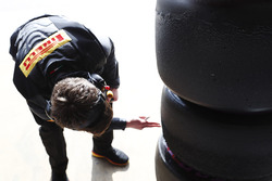 Техник Pirelli за работой