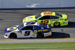 Chase Elliott, Hendrick Motorsports Chevrolet Camaro and Ryan Blaney, Team Penske Ford Fusion