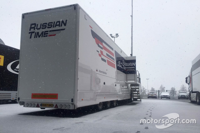 Il motorhome RUSSIAN TIME sotto la neve