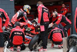 Chaz Davies, Aruba.it Racing-Ducati SBK TeamPirelli tyre change