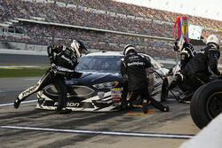 Aric Almirola, Stewart-Haas Racing Ford Fusion pit stop