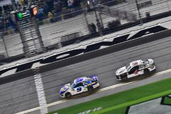 Chase Elliott, Hendrick Motorsports Chevrolet Camaro prende la bandiera a scacchi