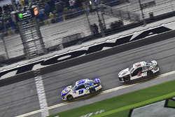 Chase Elliott, Hendrick Motorsports Chevrolet Camaro prende la bandiera a scacchi