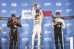 Podio: il vincitore della gara Esteban Guerrieri, Honda Racing Team JAS, Honda Civic WTCC, il second