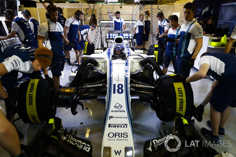Mecánicos trabajando en el coche de Lance Stroll Williams FW40