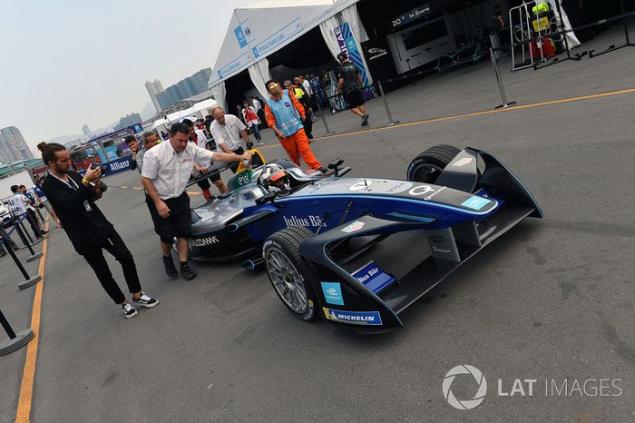 El esquiador alpino John Olsson en el coche de la demostración de Formula E