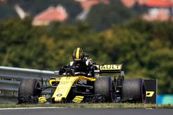 Nico Hulkenberg, Renault Sport F1 Team R.S. 18, yolda kaldıktan sonra aracını terk ediyor