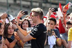 Nico Hulkenberg, Renault Sport F1 Team signs autographs for the fans