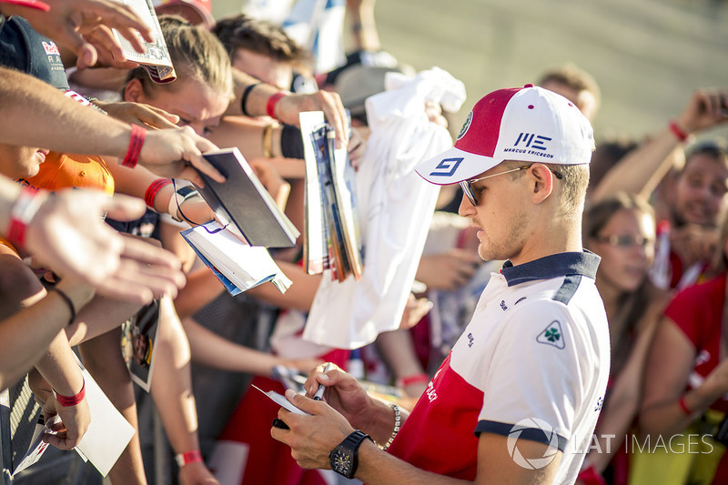 Marcus Ericsson, Sauber signs autographs for the fans