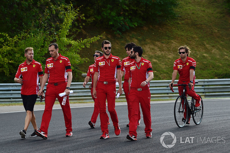 Sebastian Vettel, Ferrari camina or el circuito