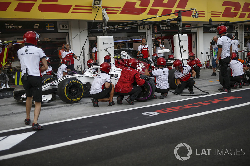 Charles Leclerc, Sauber C37 pit stop