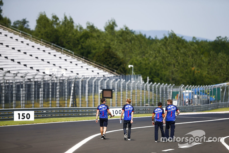 Brendon Hartley, Toro Rosso, parcourt la piste à pied