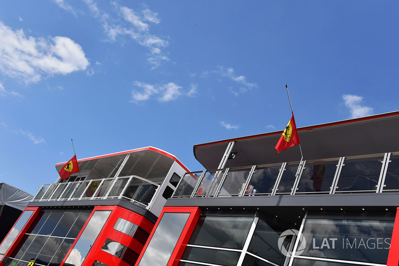 Banderas de Ferrari a media asta