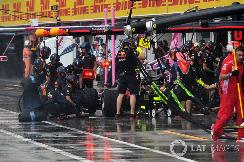 Max Verstappen, Red Bull Racing RB14 pit stop