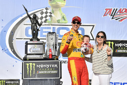 1. Joey Logano, Team Penske, Ford Fusion, mit Ehefrau Brittany und Sohn Hudson