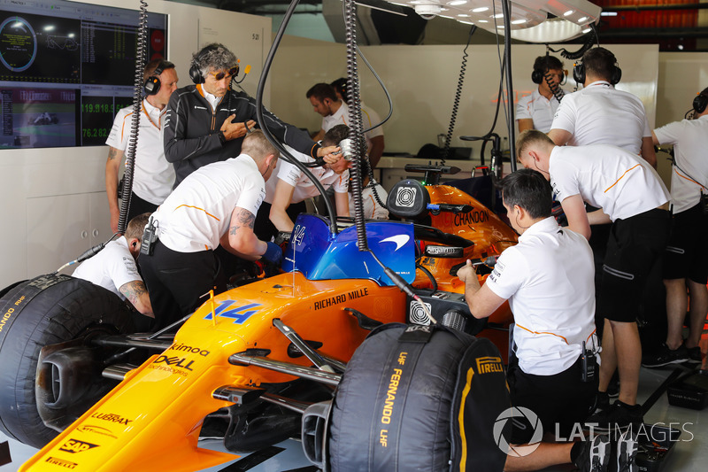 Los ingenieros trabajan en el coche de Fernando Alonso, McLaren MCL33