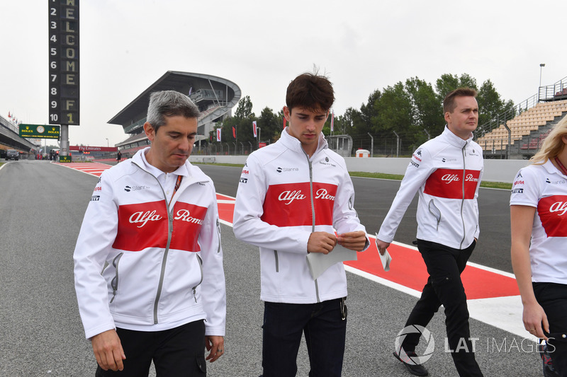 Charles Leclerc, Sauber, cammina lungo il circuito con Xevi Pujolar, capo dell'ingegneria in pista Sauber
