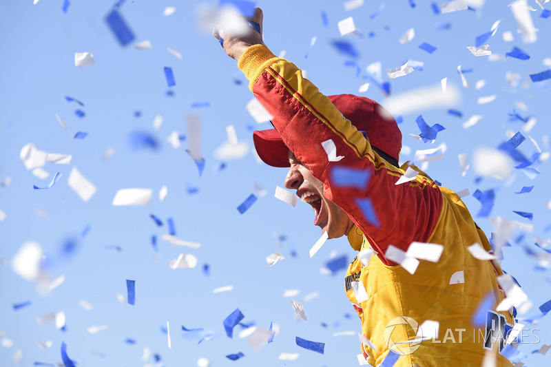 Pemenang balapan, Joey Logano, Team Penske, Ford Fusion Shell Pennzoil