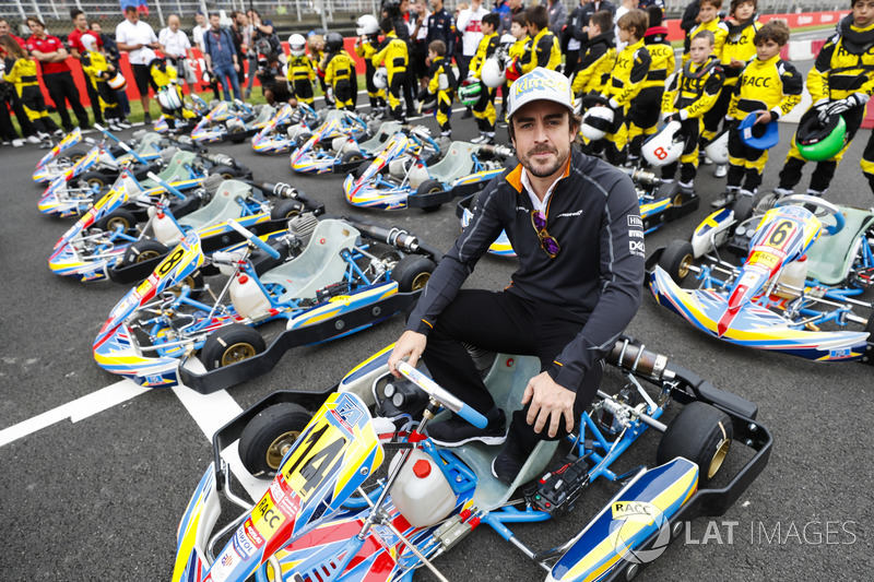 Fernando Alonso, McLaren, posa en un kart