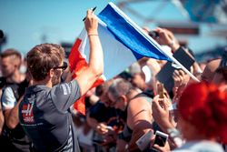 Romain Grosjean, Haas F1, signe des autographes