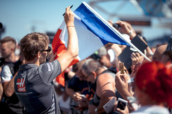 Romain Grosjean, Haas F1, signe des autographes