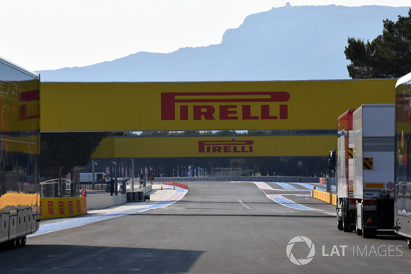 Insegne Pirelli sul rettilineo principale
