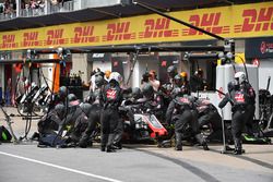 Romain Grosjean, Haas F1 Team VF-18 pit stop