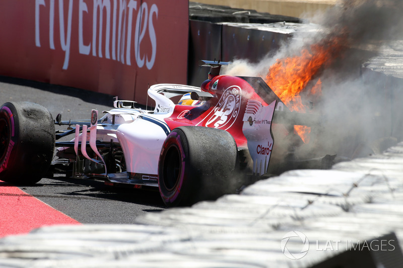 Авария и пожар: Маркус Эрикссон, Alfa Romeo Sauber C37
