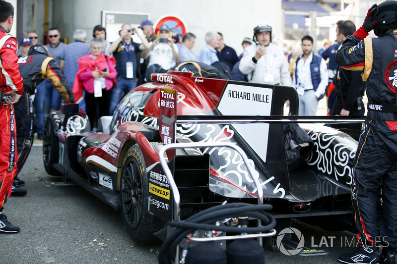I resti della #37 Jackie Chan DC Racing Oreca 07 Gibson: Jazeman Jaafar, Weiron Tan, Nabil Jeffri, vengono riportati ai box