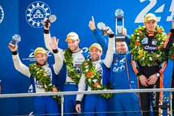 Podio LMP2: al secondo posto Nicolas Lapierre, Andre Negrao, Pierre Thiriet, Signatech Alpine