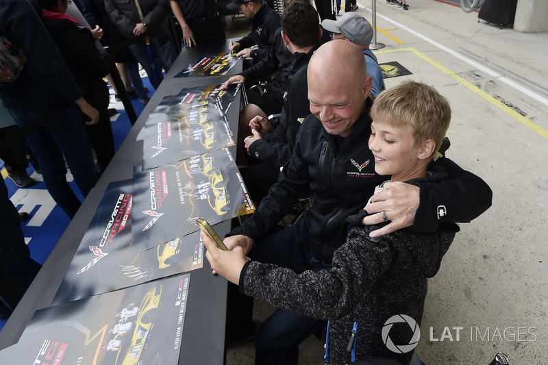 #63 Corvette Racing Chevrolet Corvette C7.R: Jan Magnussen, autograph session