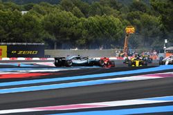 Sebastian Vettel, Ferrari SF71H hits Valtteri Bottas, Mercedes-AMG F1 W09 at the start of the race