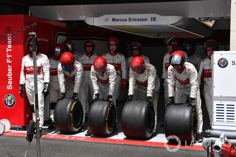 Команда Alfa Romeo Sauber отрабатывает процедуру пит-стопа