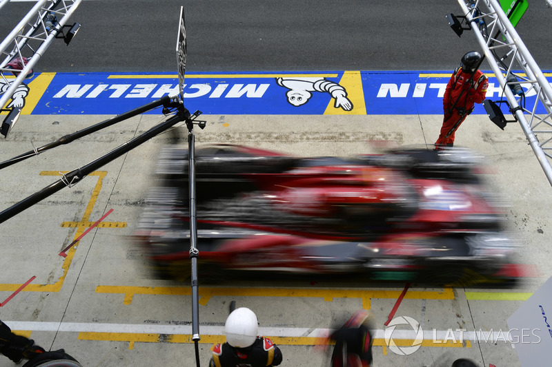 #38 Jackie Chan DC Racing Oreca 07 Gibson: Ho-Pin Tung, Gabriel Aubry, Stéphane Richelmi, pit stop