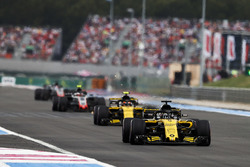 Nico Hulkenberg, Renault Sport F1 Team R.S. 18, devant Carlos Sainz Jr., Renault Sport F1 Team R.S. 18, et Kevin Magnussen, Haas F1 Team VF-18